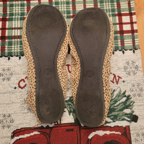 Universal Thread Flats - Picture 6 of 6